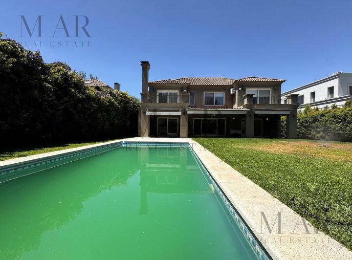 Casa · 300m² · 10 Ambientes · 4 Cocheras