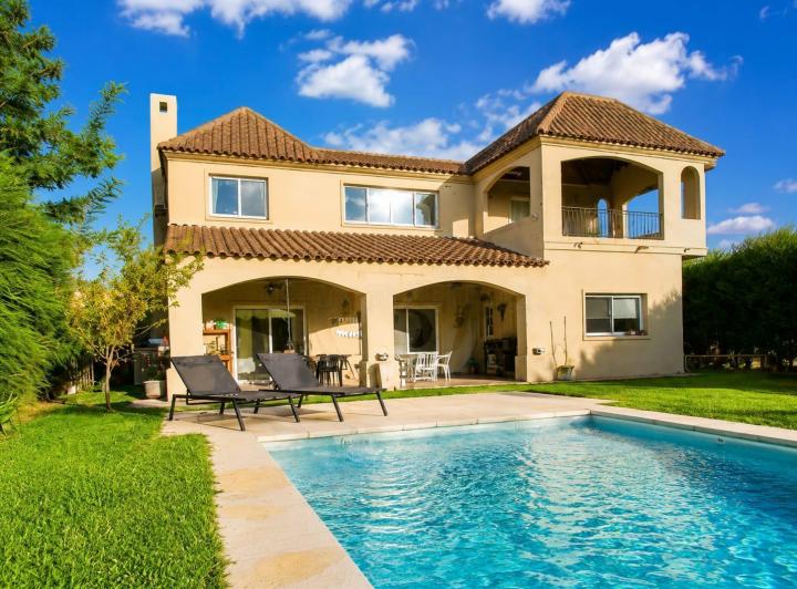 Casa · 370m² · 5 Dormitorios · 6 Cocheras