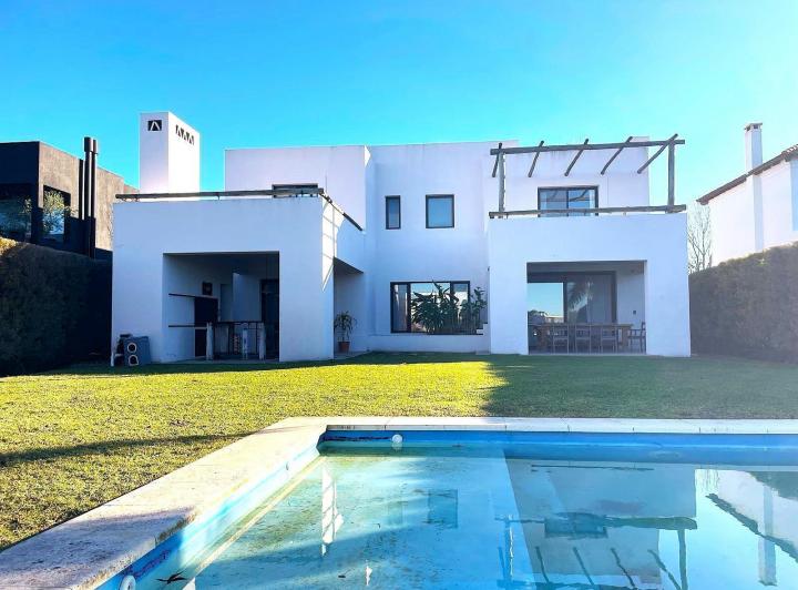 Casa · 235m² · 5 Ambientes · 4 Cocheras