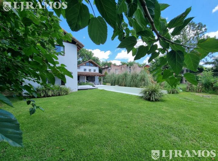 Casa · 200m² · 6 Ambientes · 2 Cocheras