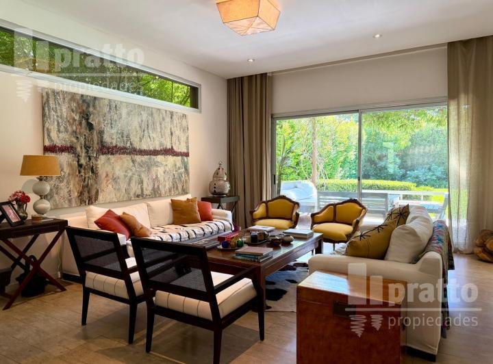 Casa · 240m² · 5 Ambientes · 7 Cocheras