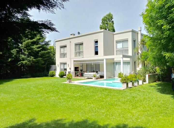 Casa · 300m² · 9 Ambientes · 2 Cocheras