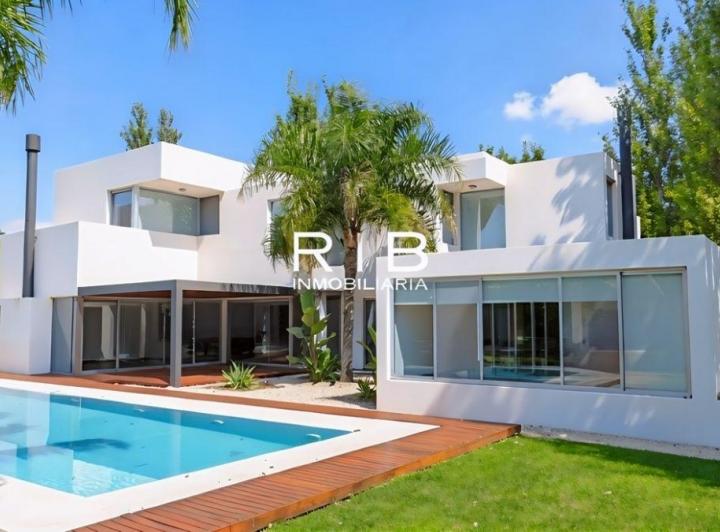 Casa · 430m² · 6 Ambientes · 2 Cocheras