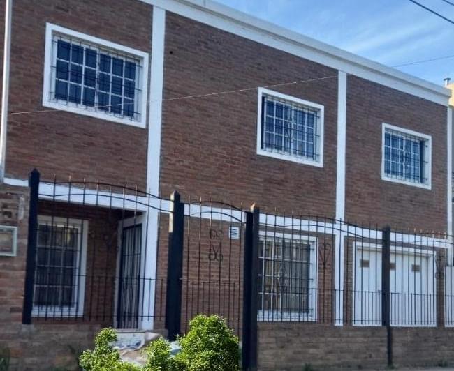 Casa · 200m² · 5 Ambientes · 2 Cocheras