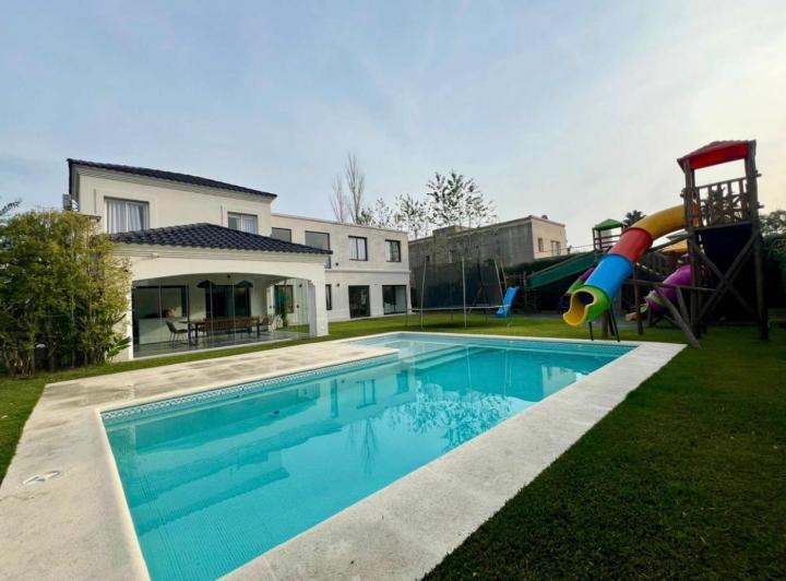 Casa · 540m² · 7 Ambientes · 4 Cocheras