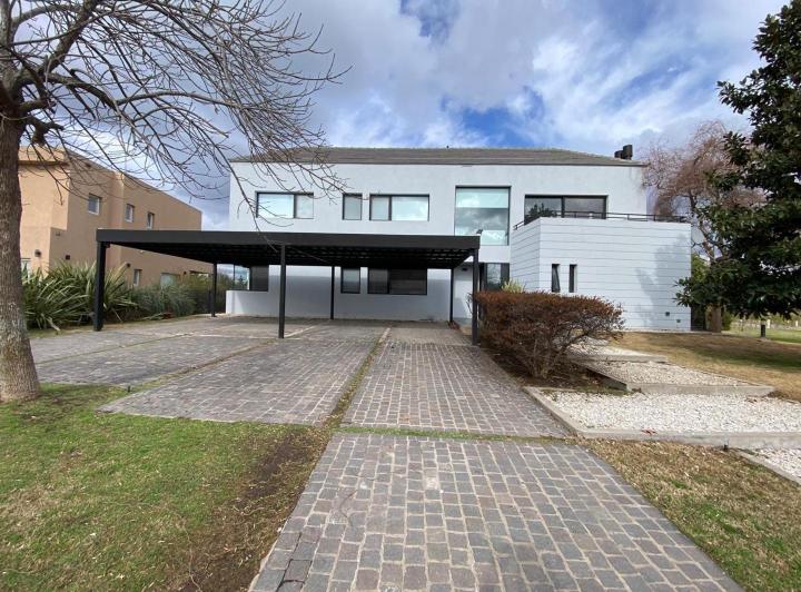 Casa · 313m² · 5 Ambientes · 8 Cocheras