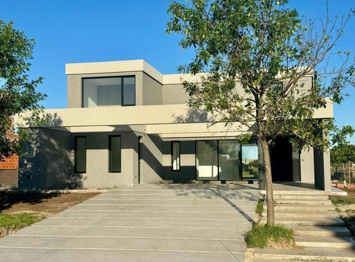 Casa · 240m² · 4 Dormitorios · 2 Cocheras