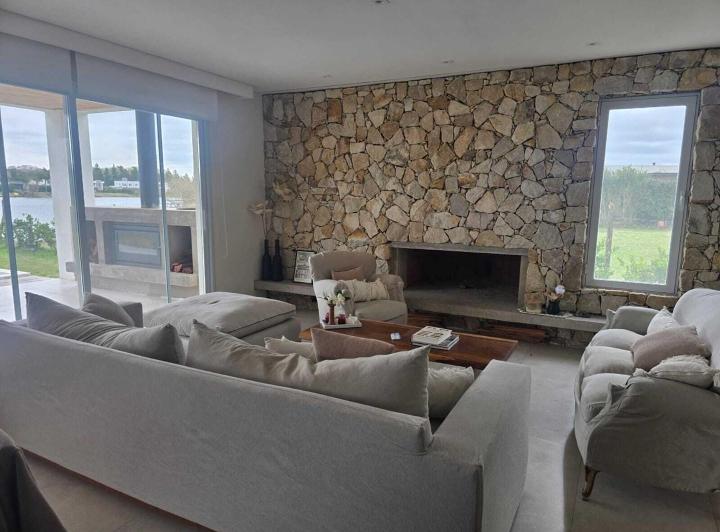 Casa · 285m² · 5 Ambientes · 2 Cocheras