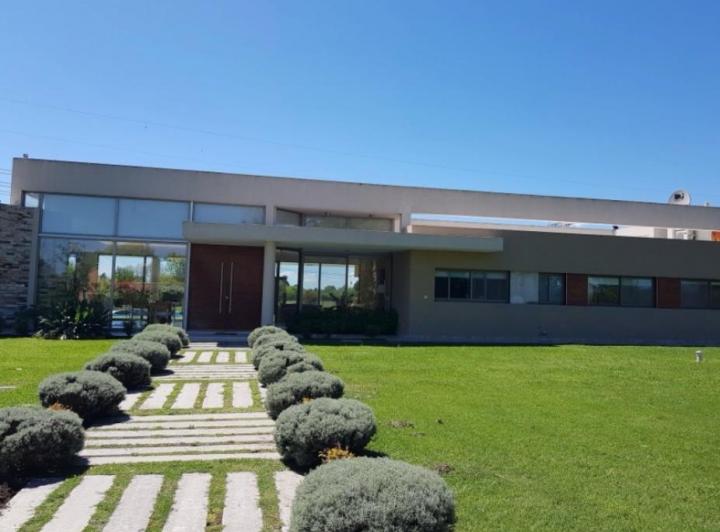 Casa · 4503m² · 5 Ambientes · 2 Cocheras