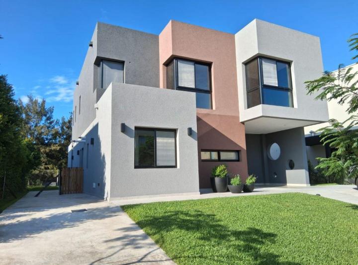 Casa · 250m² · 6 Ambientes · 1 Cochera