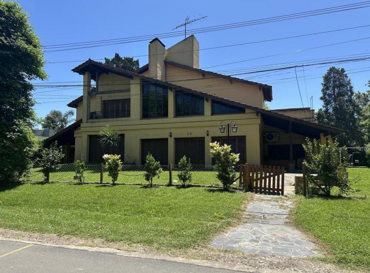 Casa · 450m² · 8 Ambientes · 2 Cocheras