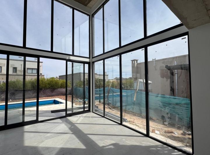 Casa · 240m² · 6 Ambientes · 2 Cocheras