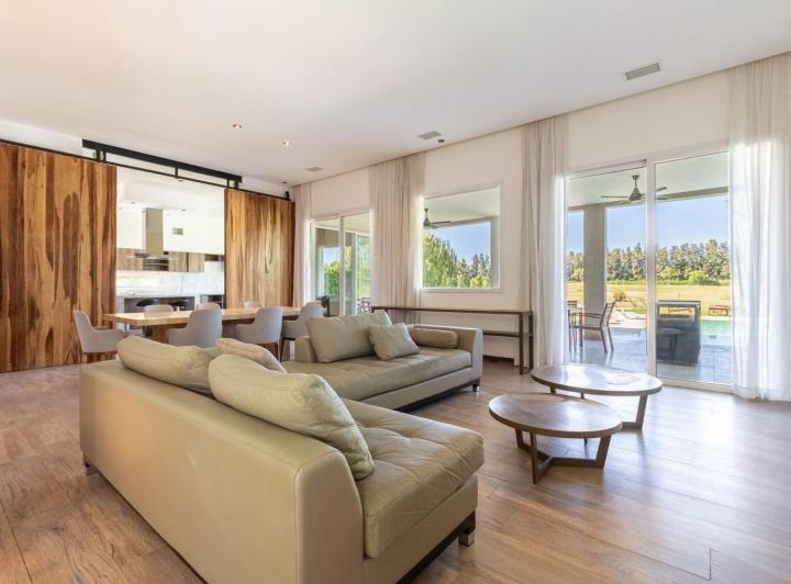 Casa · 490m² · 6 Ambientes · 2 Cocheras