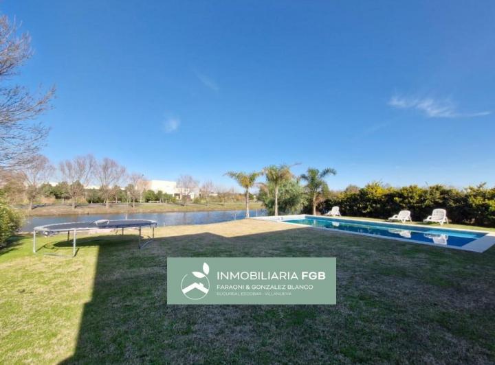 Casa · 209m² · 8 Ambientes · 4 Cocheras