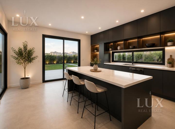 Casa · 327m² · 6 Ambientes · 4 Cocheras