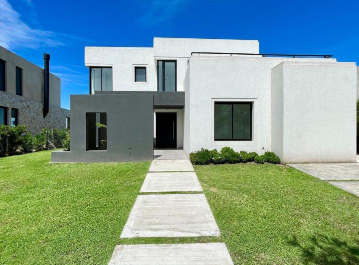 Casa · 250m² · 8 Ambientes · 6 Cocheras
