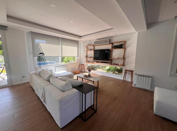 Casa · 230m² · 5 Ambientes · 2 Cocheras
