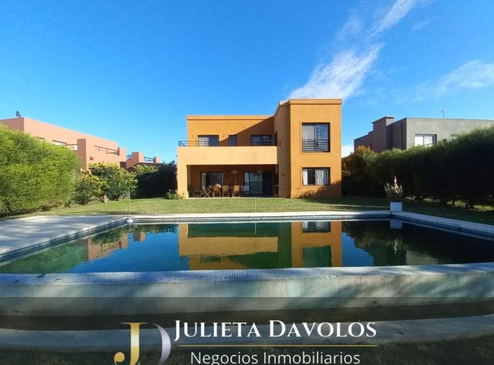 Casa · 185m² · 6 Ambientes · 2 Cocheras