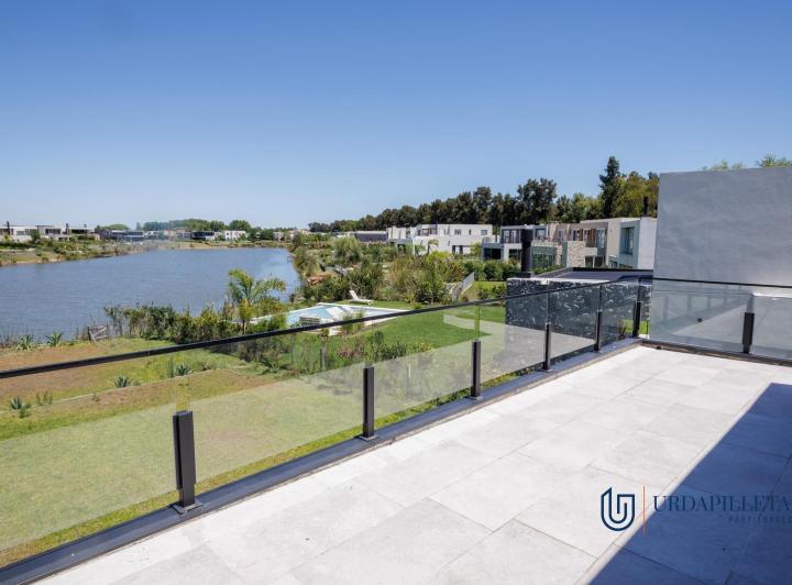 Casa · 372m² · 6 Ambientes · 2 Cocheras