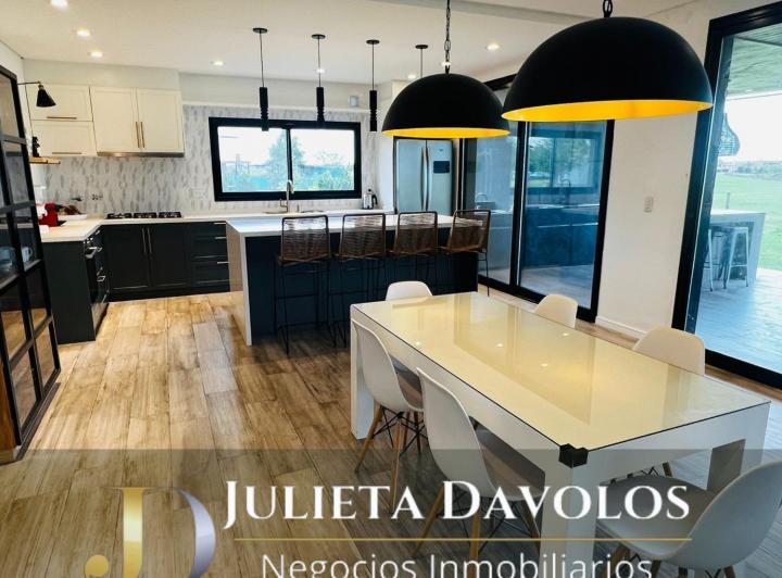 Casa · 260m² · 6 Ambientes · 2 Cocheras