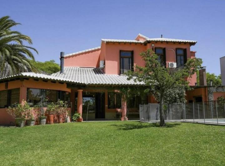 Casa · 280m² · 7 Ambientes · 2 Cocheras