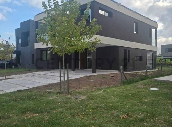 Casa · 237m² · 5 Ambientes · 2 Cocheras