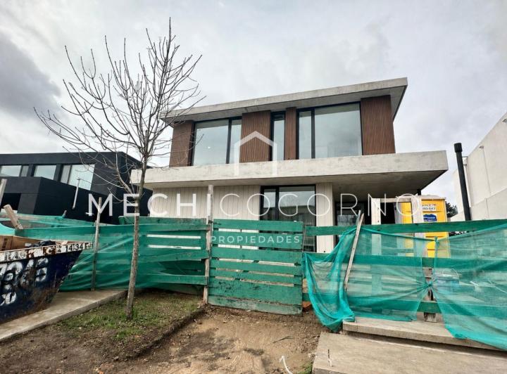 Casa · 300m² · 5 Ambientes · 2 Cocheras