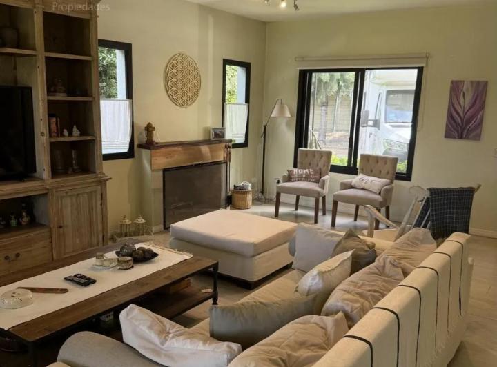 Casa · 241m² · 7 Ambientes · 2 Cocheras