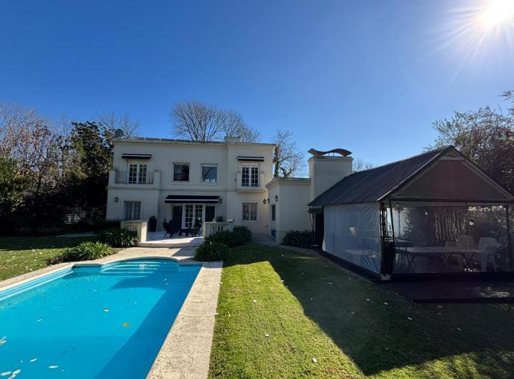 Casa · 272m² · 5 Ambientes · 1 Cochera