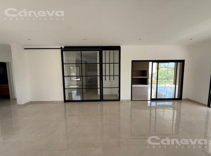 Casa · 155m² · 6 Ambientes · 2 Cocheras