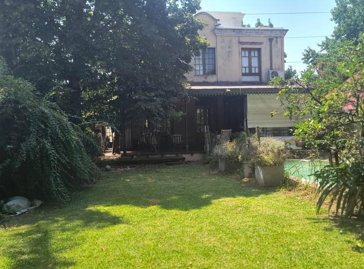 Casa · 246m² · 6 Ambientes · 1 Cochera