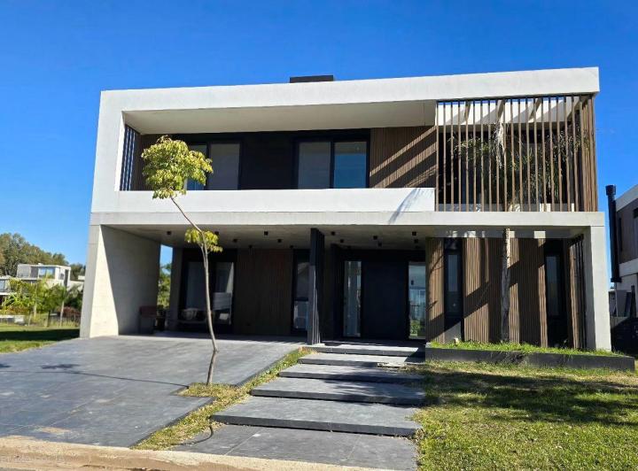 Casa · 420m² · 7 Ambientes · 4 Cocheras