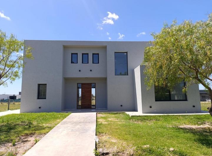 Casa · 210m² · 5 Ambientes · 4 Cocheras