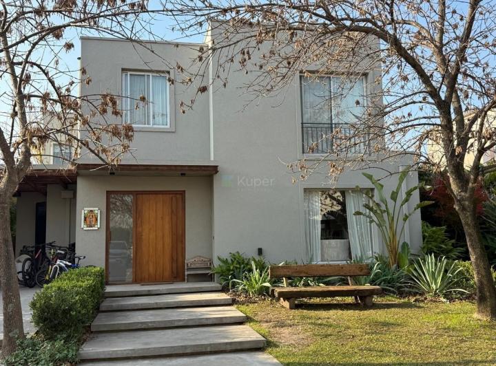Casa · 230m² · 5 Ambientes · 1 Cochera
