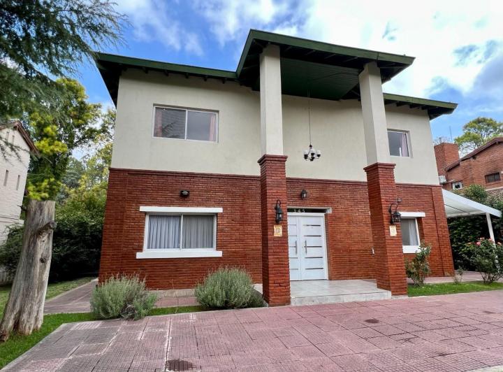 Casa · 323m² · 6 Ambientes · 3 Cocheras