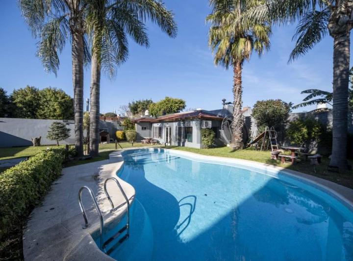 Casa · 380m² · 5 Ambientes · 4 Cocheras