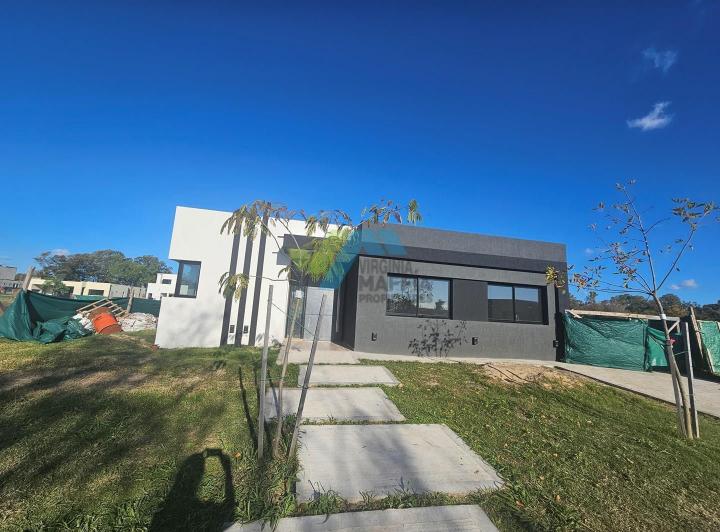 Casa · 162m² · 4 Ambientes · 2 Cocheras