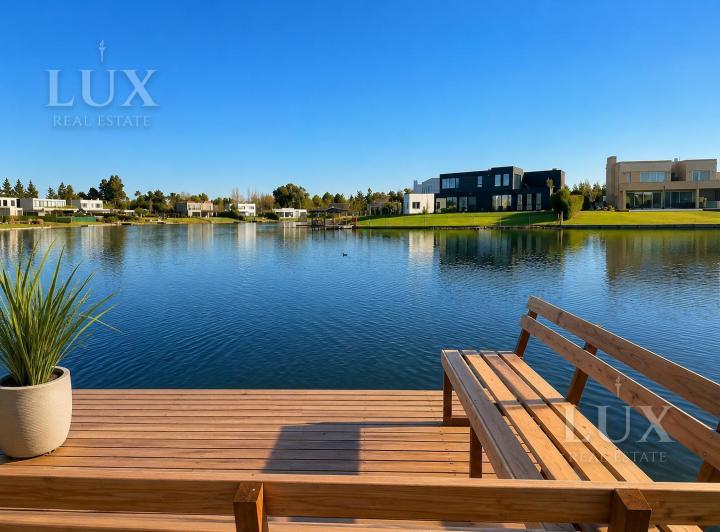 Casa · 185m² · 6 Ambientes · 4 Cocheras