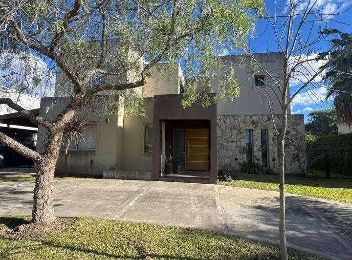 Casa · 225m² · 5 Ambientes · 4 Cocheras