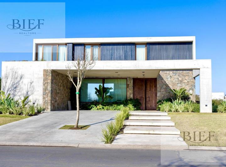 Casa · 323m² · 6 Ambientes · 4 Cocheras