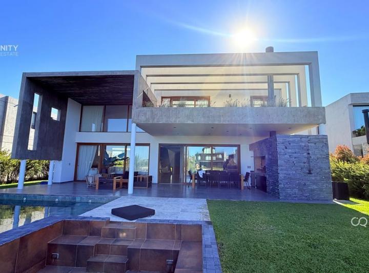 Casa · 321m² · 6 Ambientes · 4 Cocheras