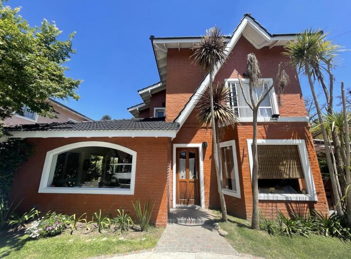 Casa · 215m² · 6 Ambientes · 4 Cocheras