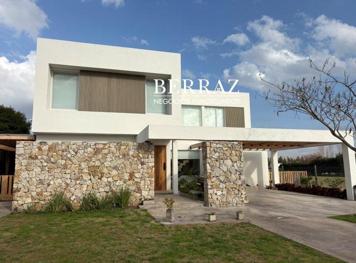Casa · 393m² · 6 Ambientes · 4 Cocheras