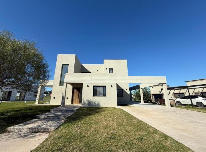 Casa · 245m² · 5 Ambientes · 2 Cocheras