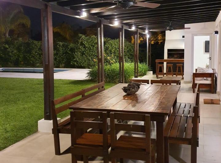 Casa · 263m² · 6 Ambientes · 2 Cocheras