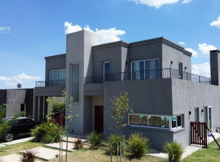 Casa · 277m² · 7 Ambientes · 6 Cocheras