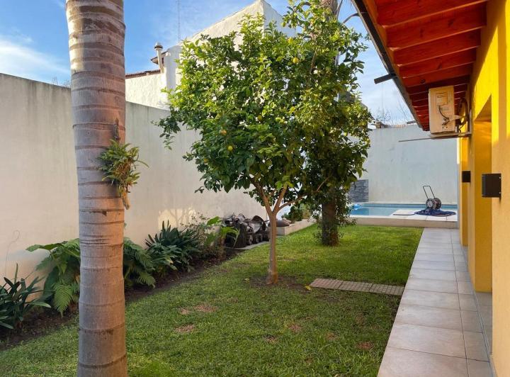 Casa · 350m² · 5 Ambientes · 2 Cocheras