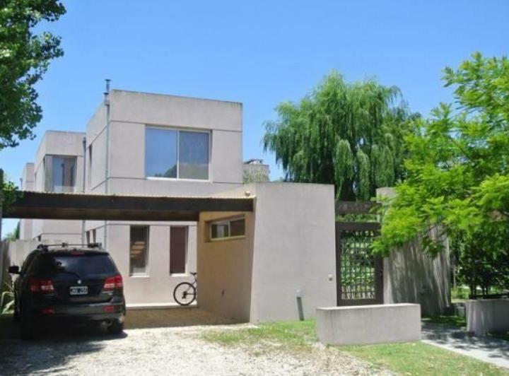 Casa · 260m² · 6 Ambientes · 4 Cocheras