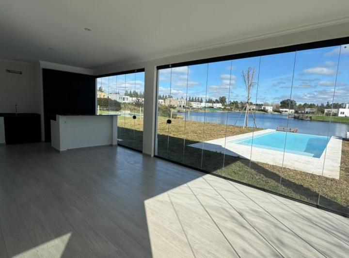 Casa · 180m² · 5 Ambientes · 4 Cocheras