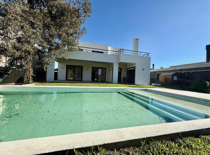 Casa · 270m² · 6 Ambientes · 2 Cocheras